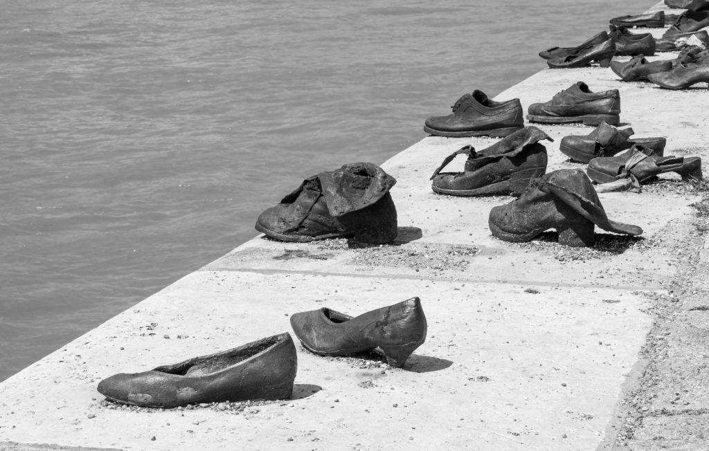 Pomnik Pamięci Ofiar Holokaustu, Buty na brzegu Dunaju