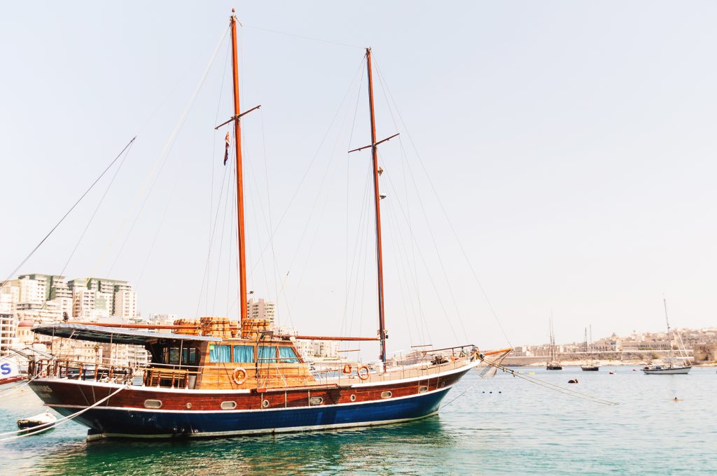 co zobaczyć na malcie malta island valetta bay ship sea mediterranean