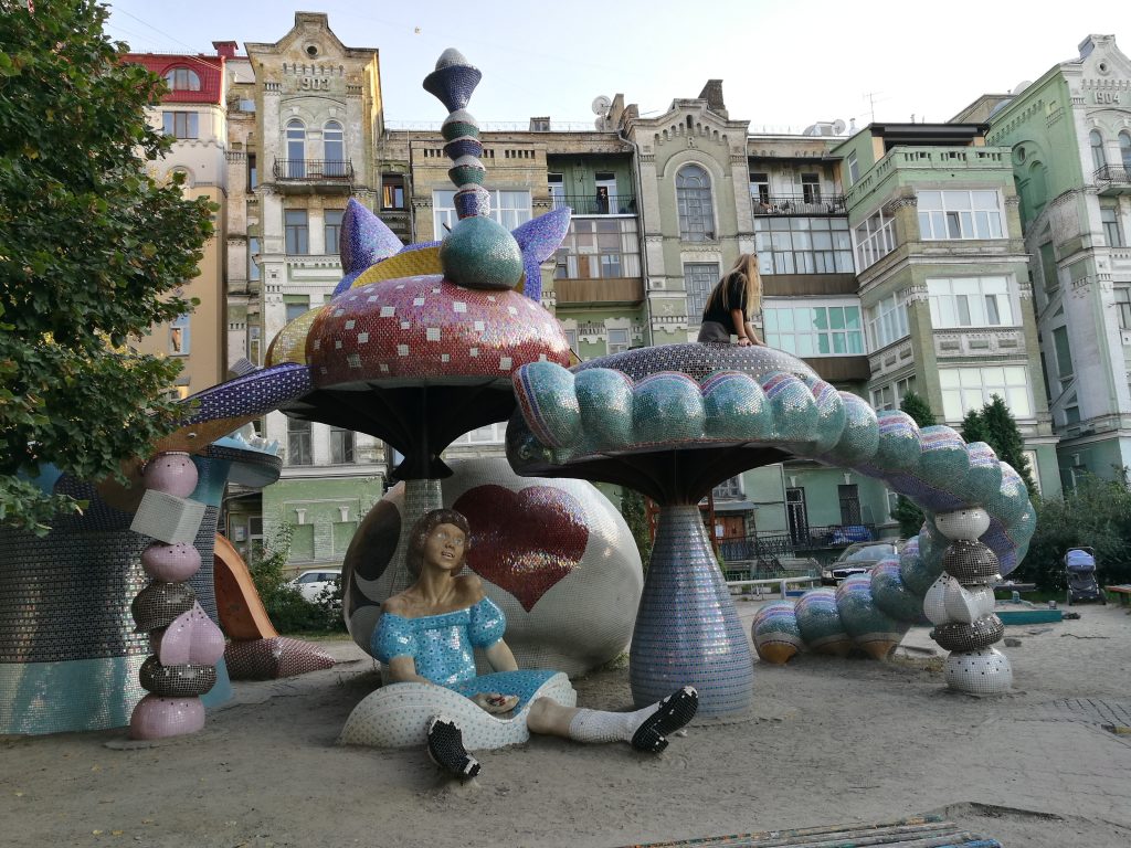 Alicja-z-Krainy-Czarów-KIjów-Ukraina-pisarze-książki