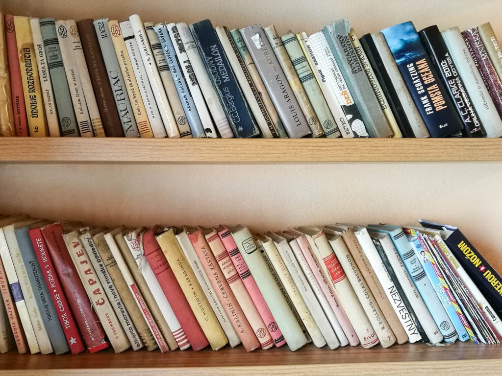 książki-półka-Bratysława-Słowacja