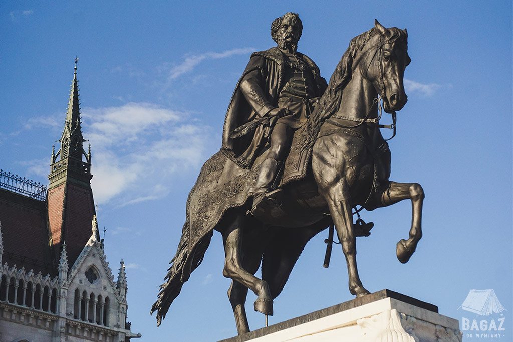 pomnik mężczyzna na koniu