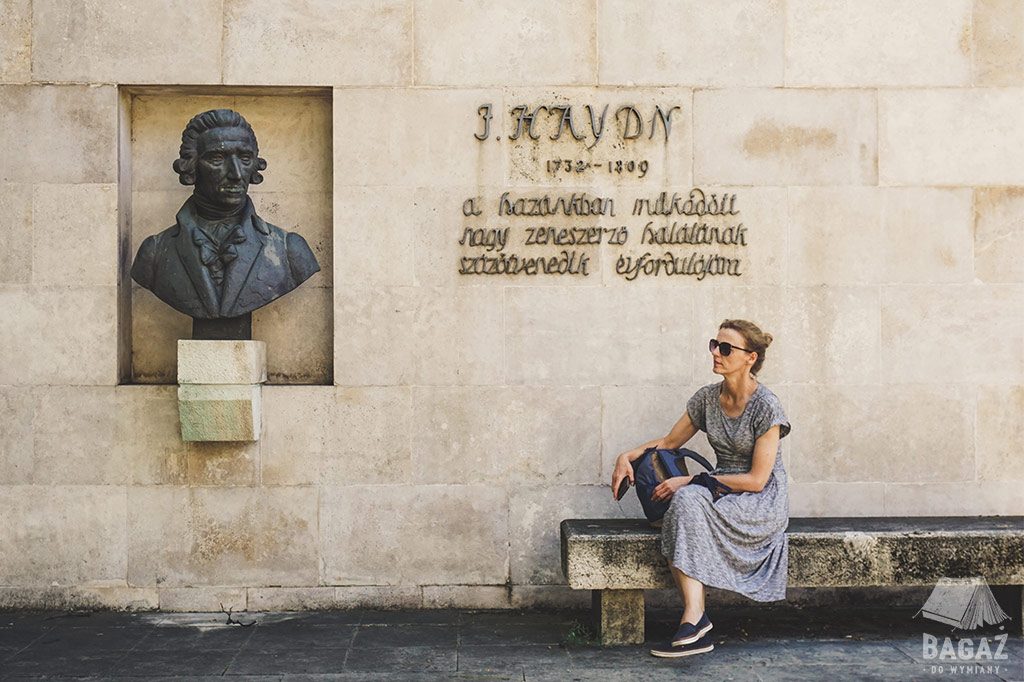 pomnik josepha haydn, ławka, kobieta