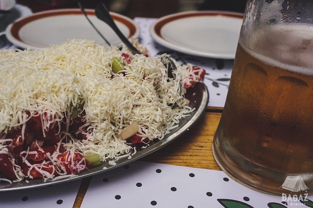 sałatka szopska i piwo