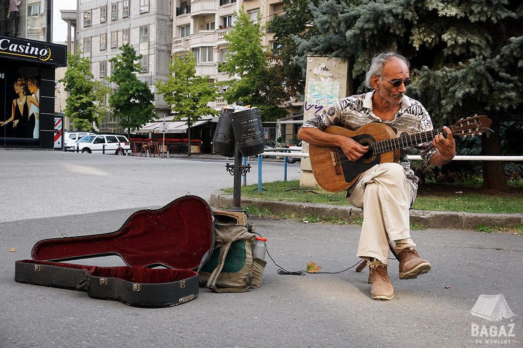 skopje muzyk z gitarą