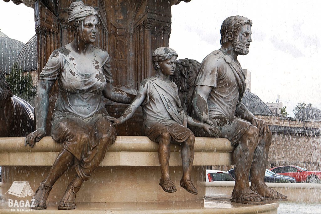 skopje pomnik rodziny fontanna