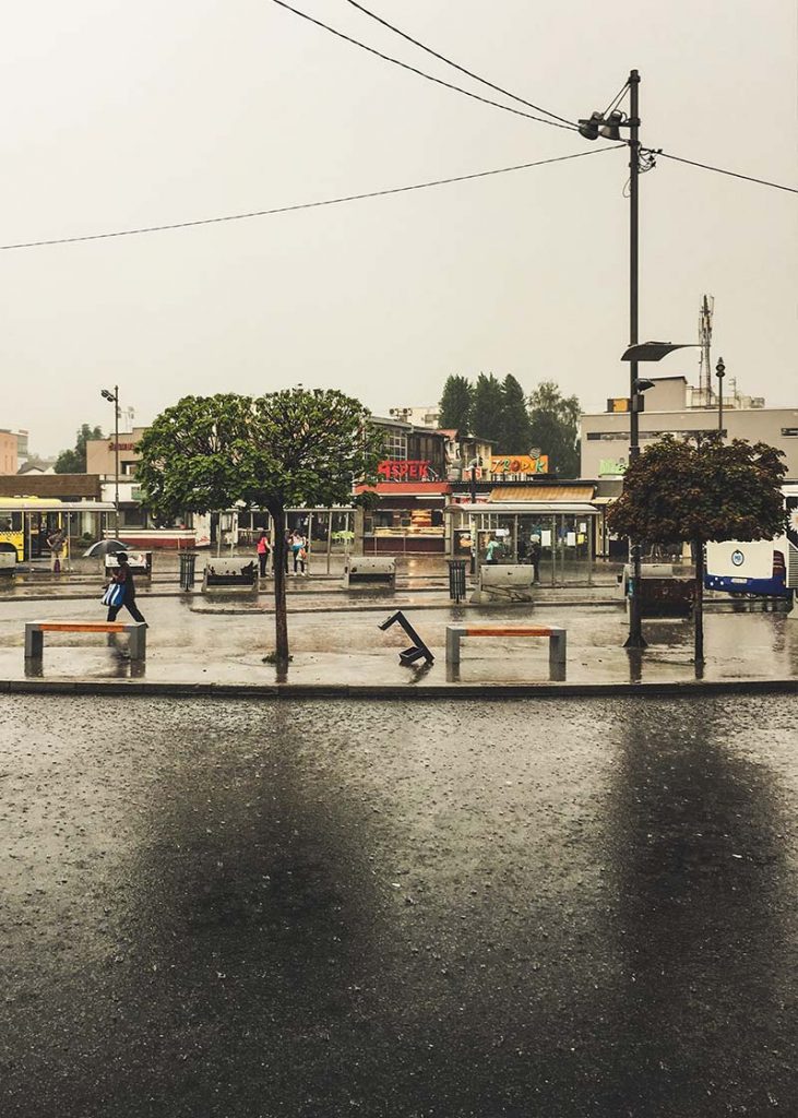 deszcz-sarajewo-bosnia-ulica