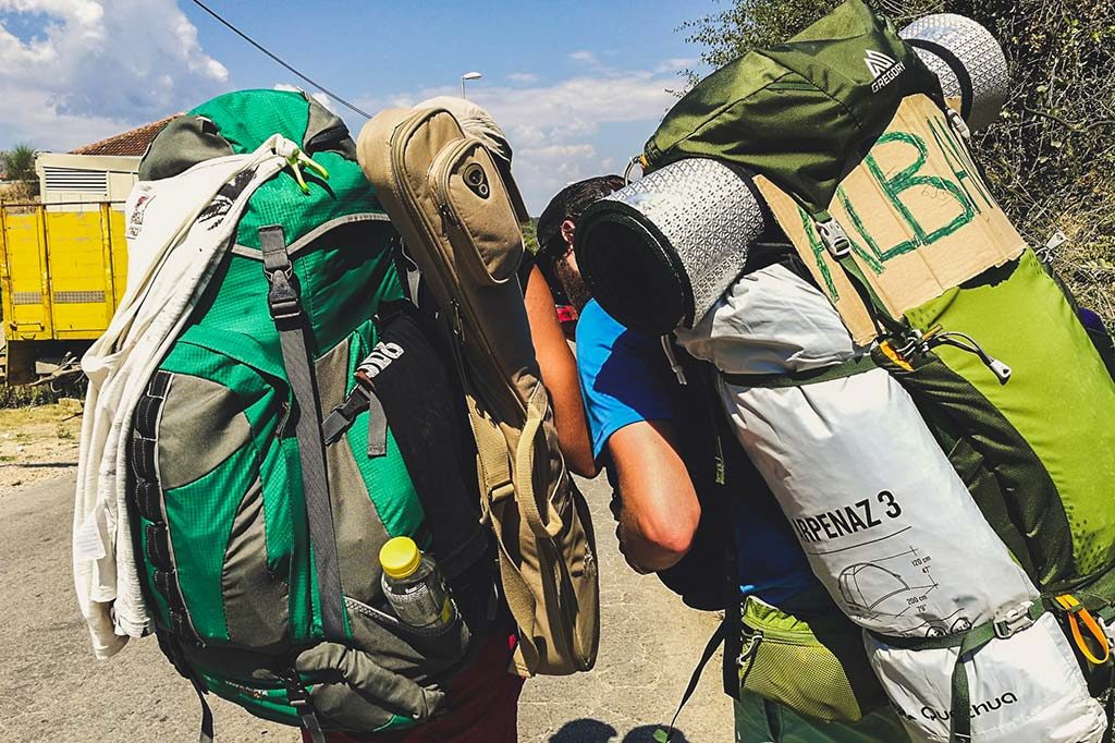 dwóch autostopowiczów