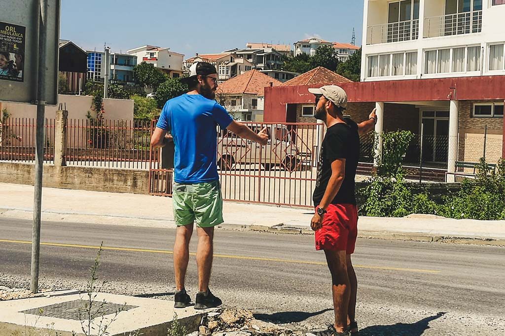 autostopowicze w drodze do Albanii