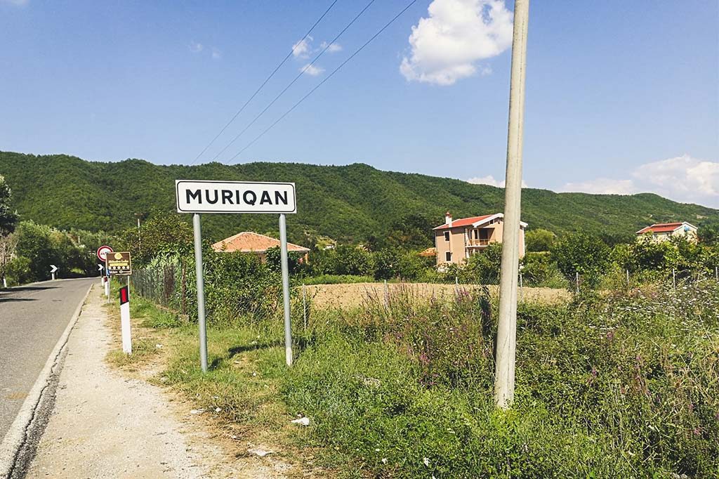 tablica z nazwą miasta Muriqan