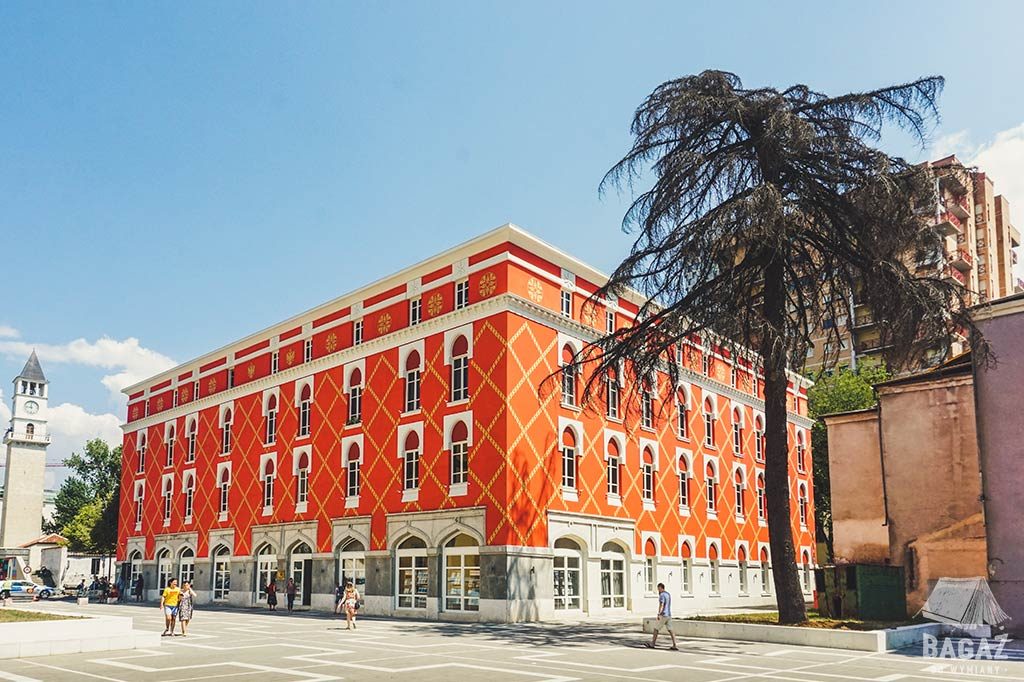 okolice placu Skanderbega w Tiranie