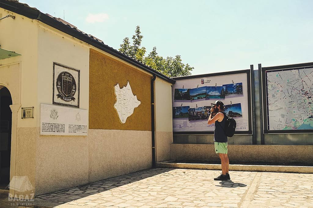 mapa albanii w ścianie budynku