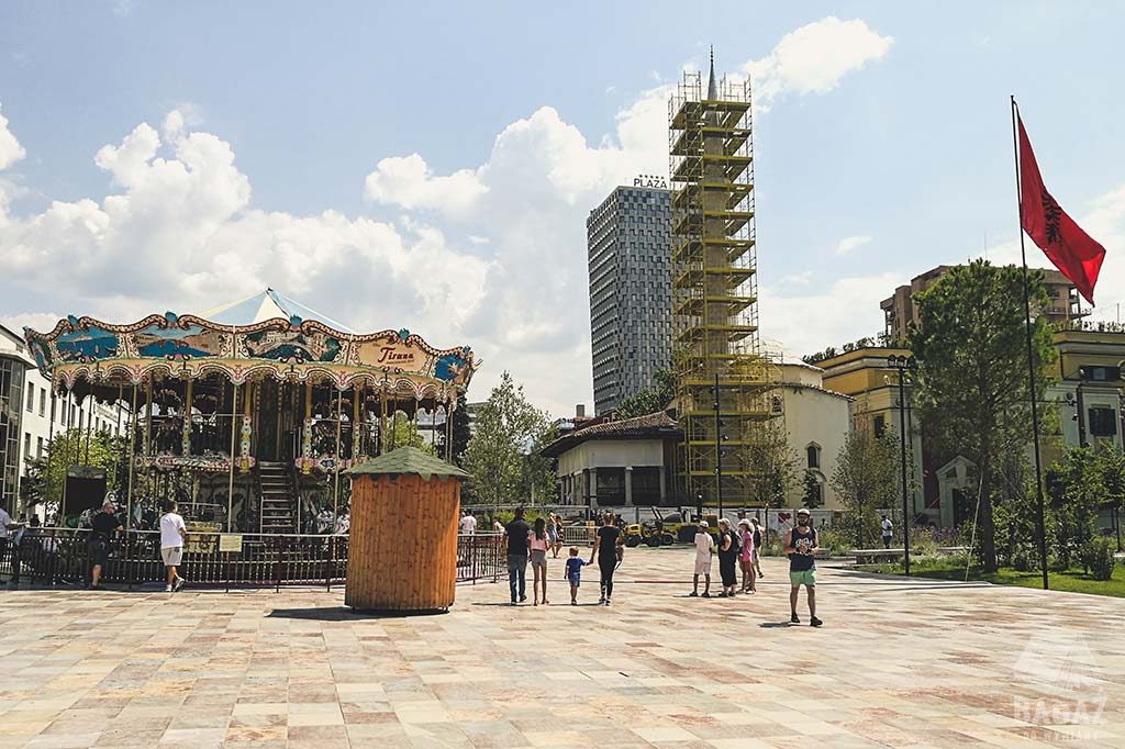 plac skanderbega w Tiranie