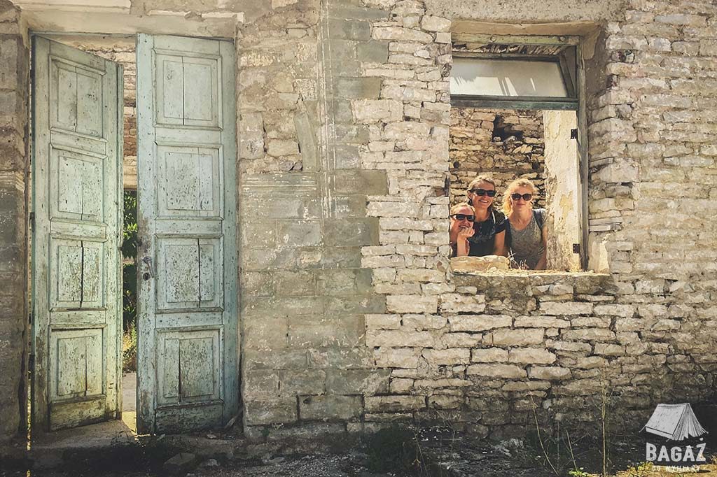 3 kobiety w opuszczonym domu w Albanii