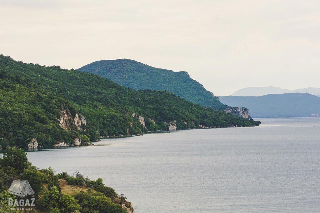 górski krajobraz przy jeziorze ochrydzkim
