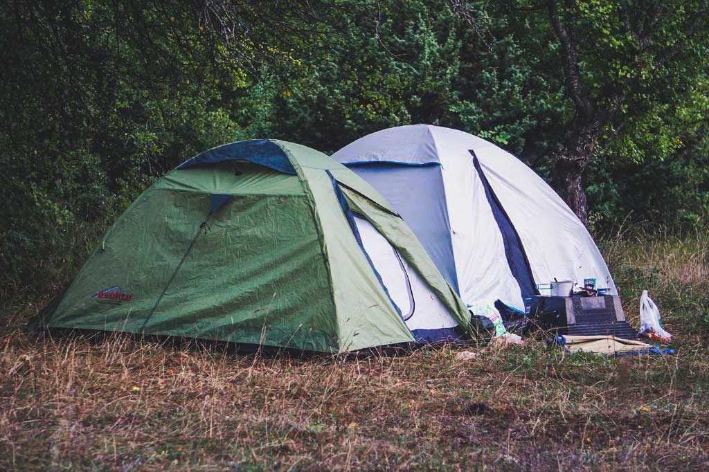 dwa namioty rozbite w macedonii