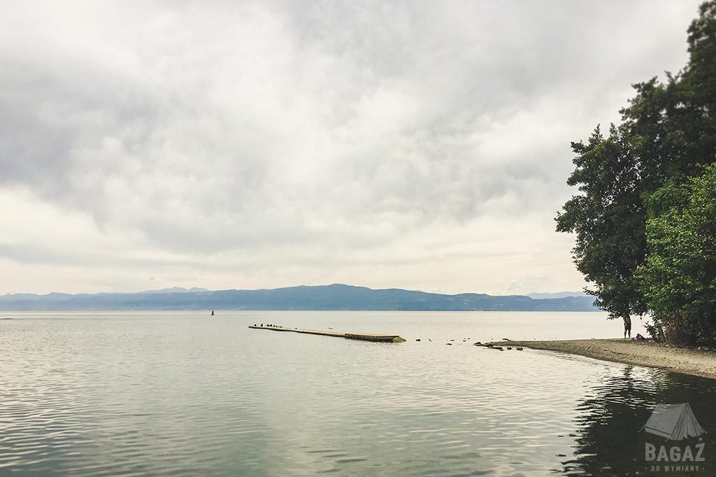 jedna z dzikich plaż przy jeziorze ochrydzkim