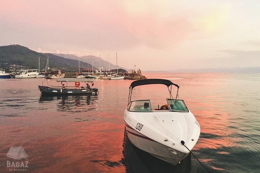 łódź na tle zachodzącego słońca ochryda