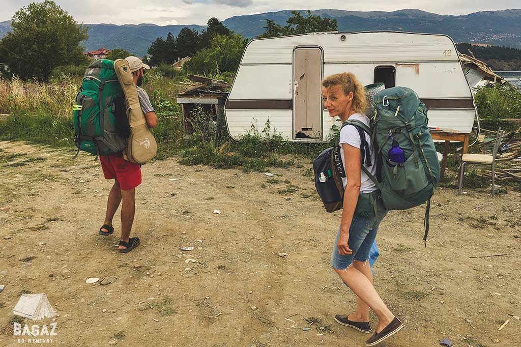 stary kamping przy jeziorze ochrydzkim i podróżnicy