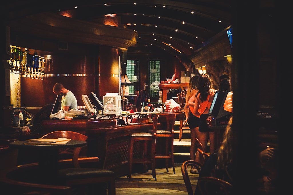 wnętrze baru w centrum kotoru