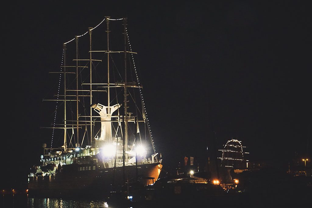 statek w zatoce kotorskiej