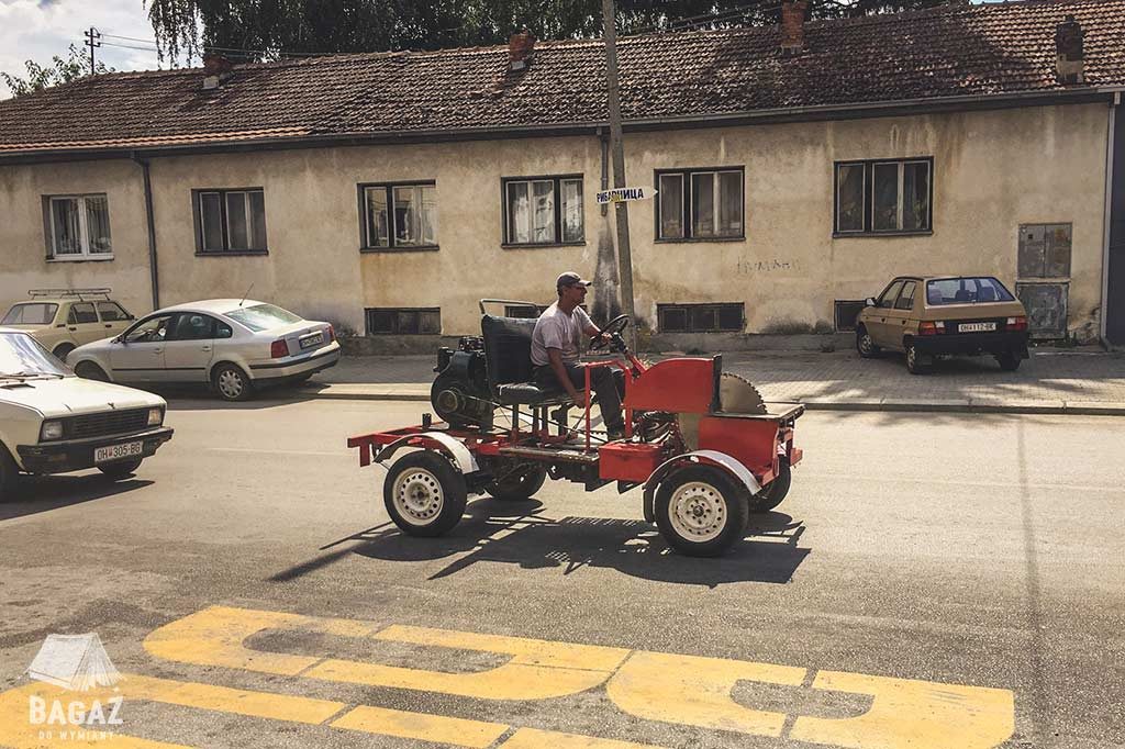 dziwny pojazd na ulicach ochrydy