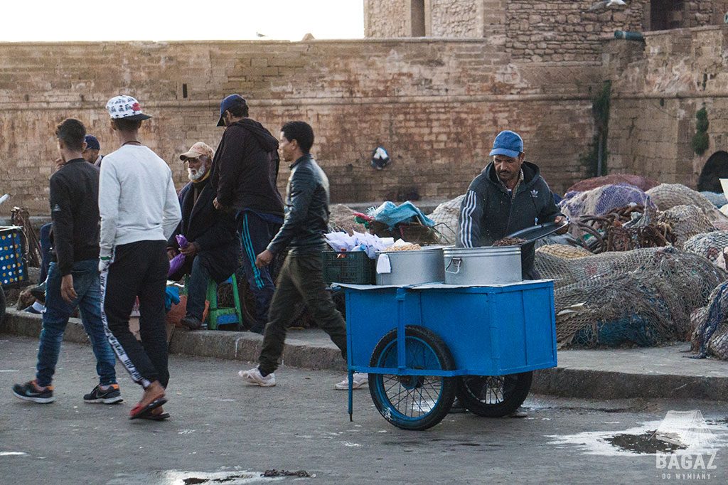 essaouira-sprzedawca-w-porcie