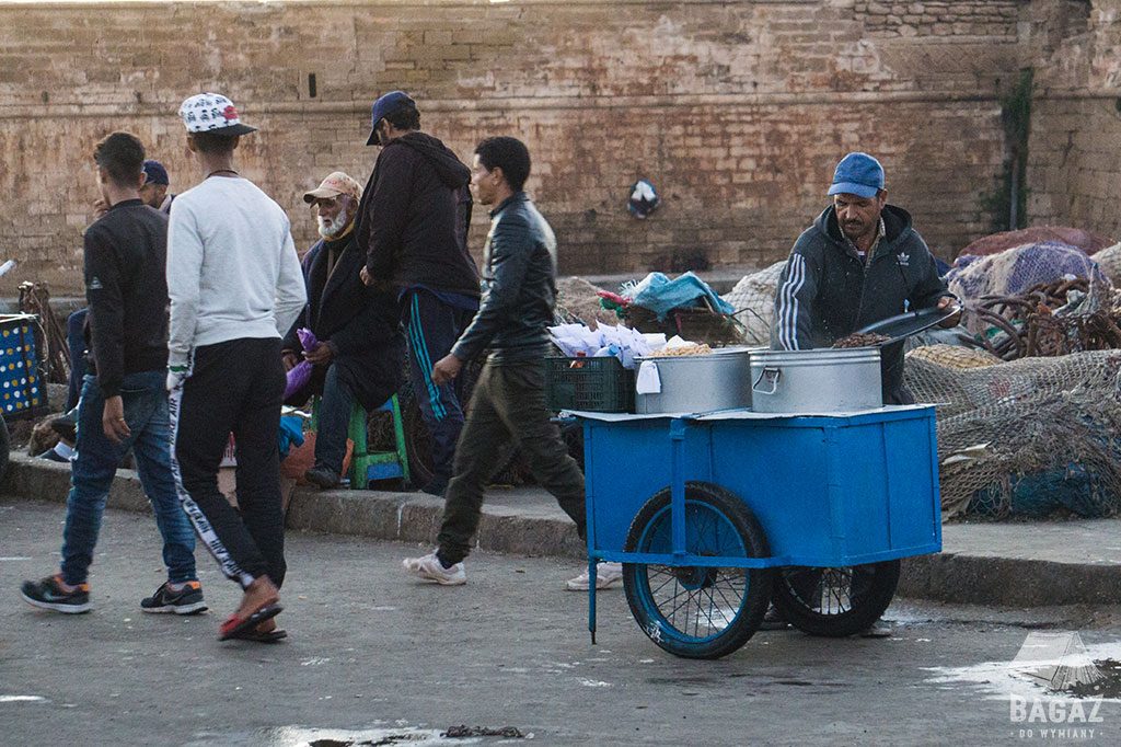 essaouira-sprzedawca-w-porcie
