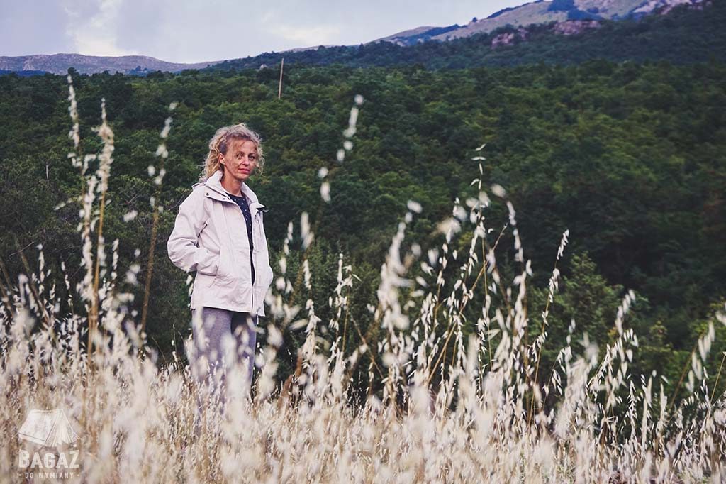 portret na tle lasu w macedonii