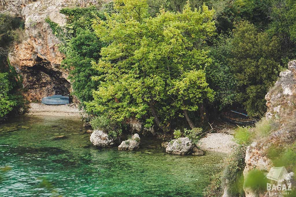 dzikie plaże nad jeziorem ochrydzkim
