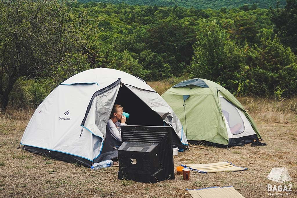 2 namioty rozbite obok jeziora ochrydzkiego