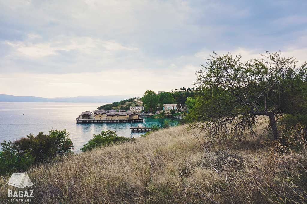 widok na bay of bones w macedonii przy jeziorze ochrydzkim