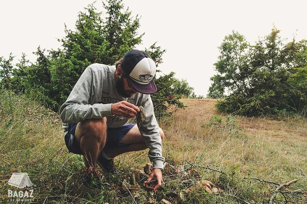 przygotowywanie ogniska podczas kampingu w macedonii