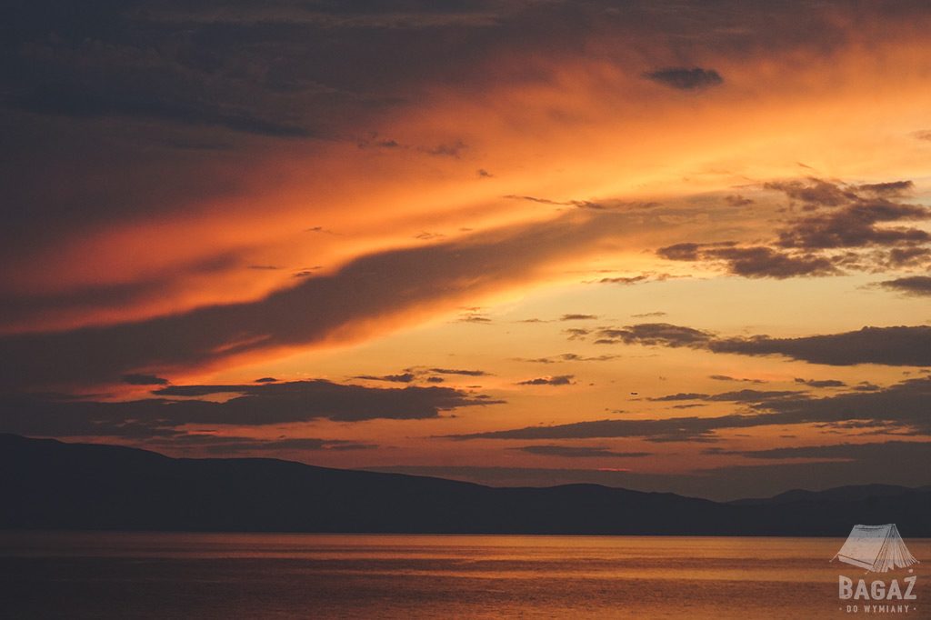 zachód słońca po deszczowym dniu nad jeziorem ochrydzkim