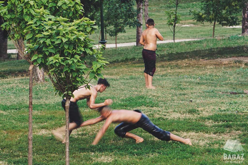 trening oil wrestlingu w parku przy ruinach zamku w Skopje