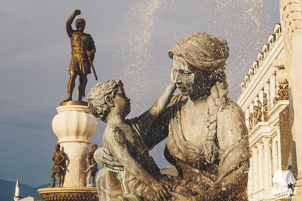 fontanna macierzyństwa i pomnik wojownika w Skopje - stolicy Macedonii