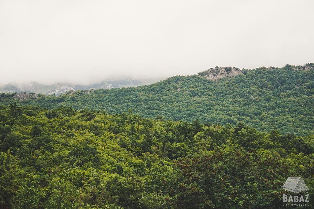 górski krajobraz obok jeziora ochrydzkiego
