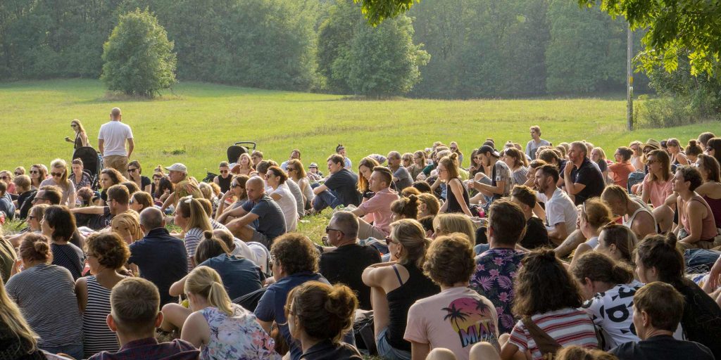ludzie zgromadzeni podczas festiwalu miedzianka fest