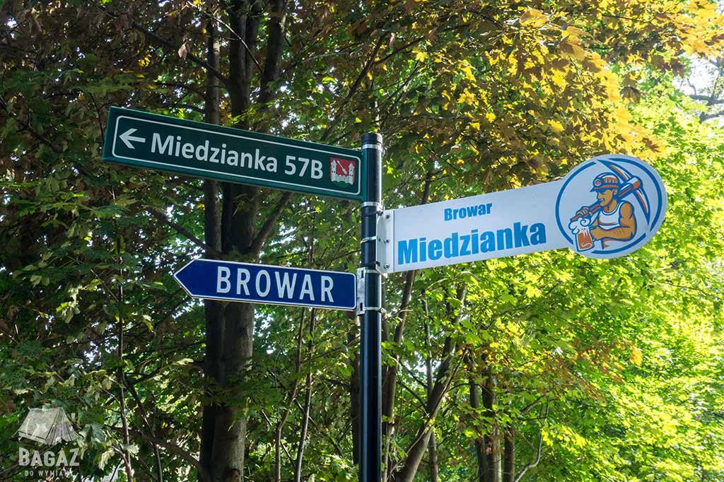 znaki kierujące do miedzianki i browaru