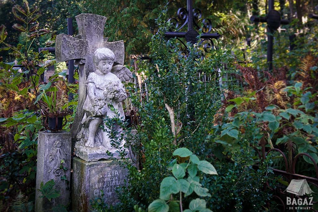 pomnik dziecka na cmentarzu łyczakowskim we lwowie