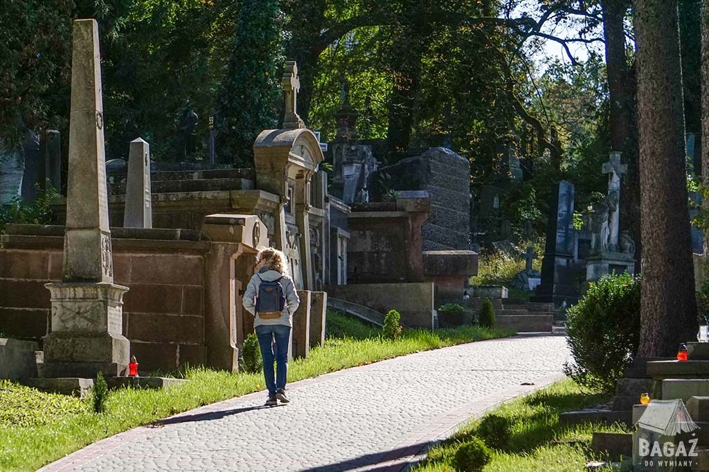 kobieta spacerująca po cmentarzu we lwowie
