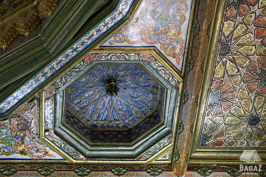 zdobiony drewniany sufit w Muzeum Bardo w Tunisie