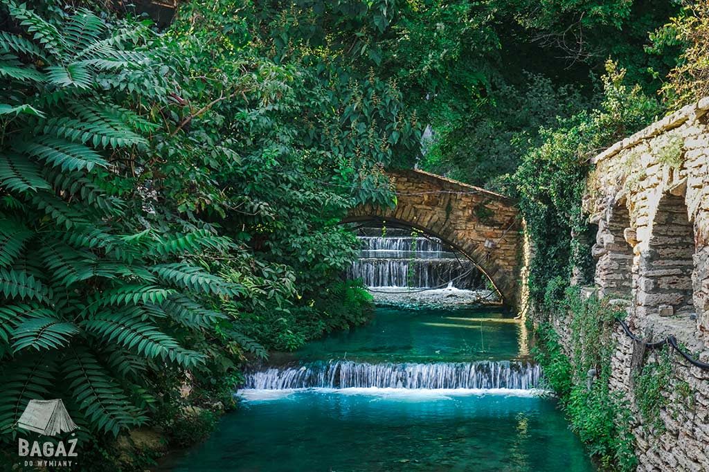 ogród królowej Marii Koburg z wodospadami i kamiennym pomostem w bułgarskim Bałcziku