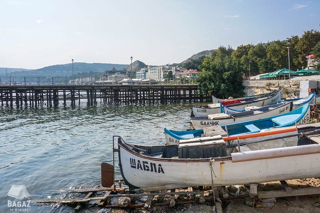 drewniane łodzie rybackie przy brzegu Morza Czarnego, Bałczik
