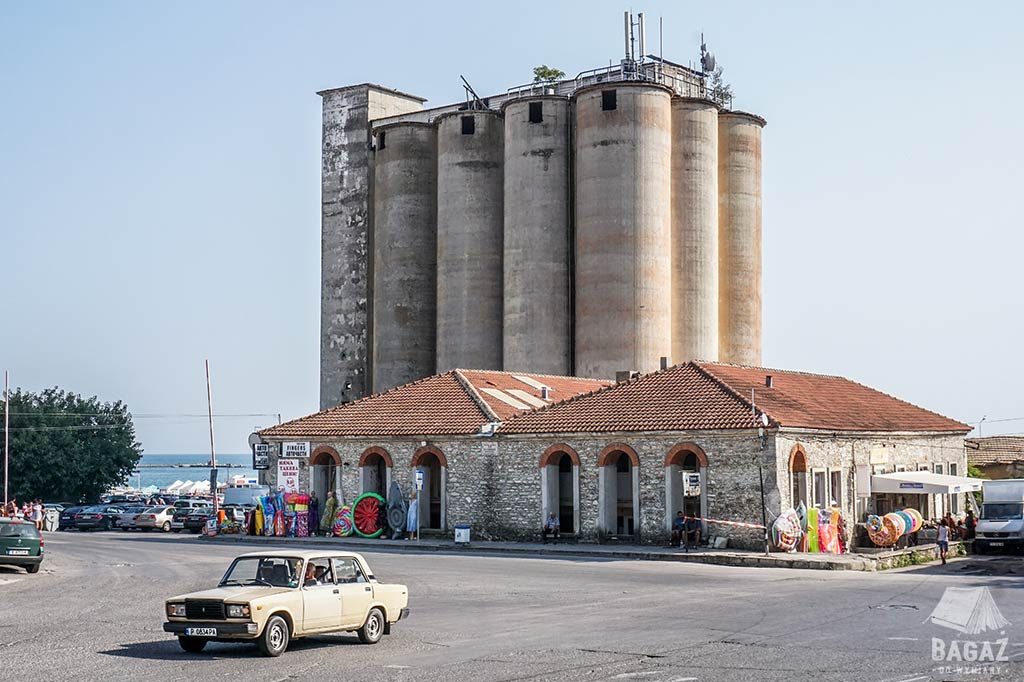 nieużywane silosy zbożowe w nadmorskiej miejscowości Bałczik w Bułgarii