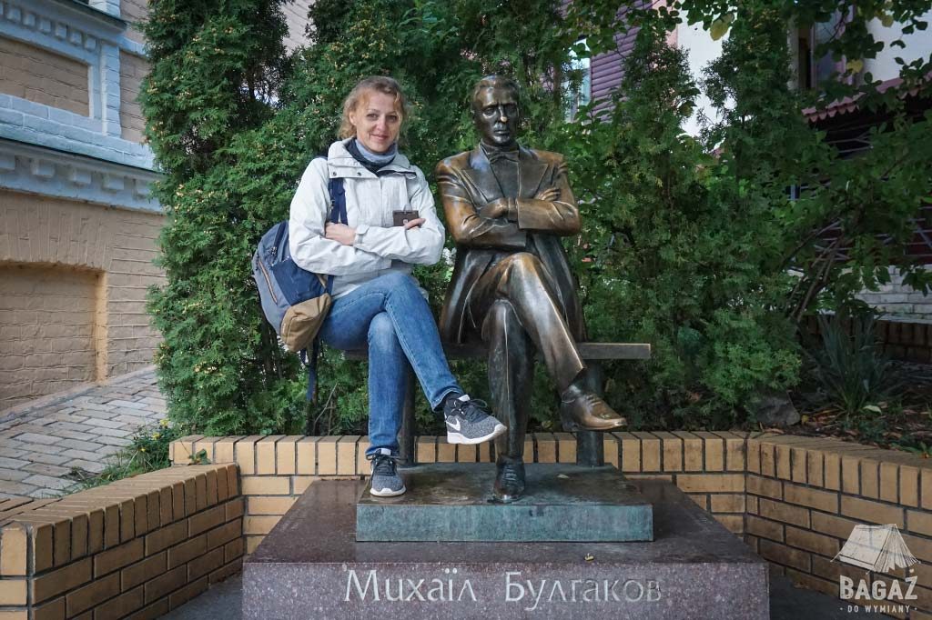 pomnik ławka z Michaiłem Bułhakowem w Kijowie przed domem pisarza