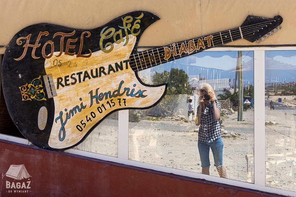 szyld restauracji w diabacie w kształcie gitary Jimiego Hendrixa
