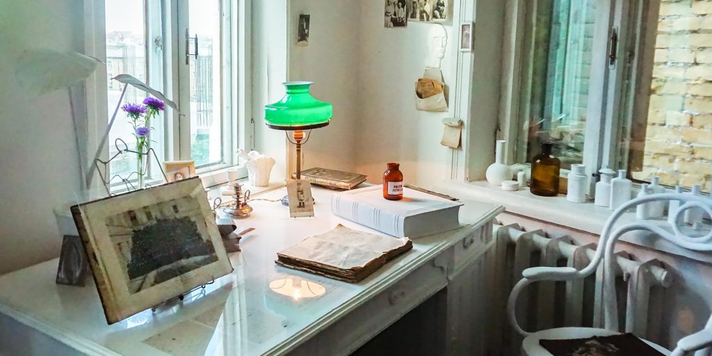 biurko w kijowskim muzeuum bulhakova