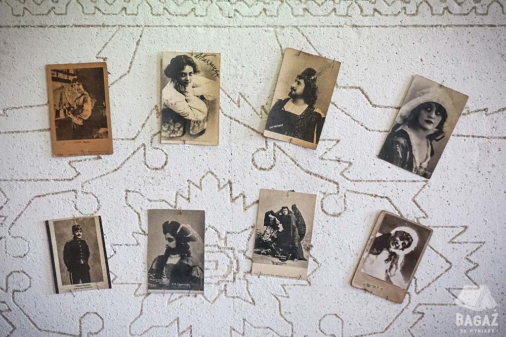 zdjęcia nad łóżkiem w muzeum Bułhakowa w Kijowie