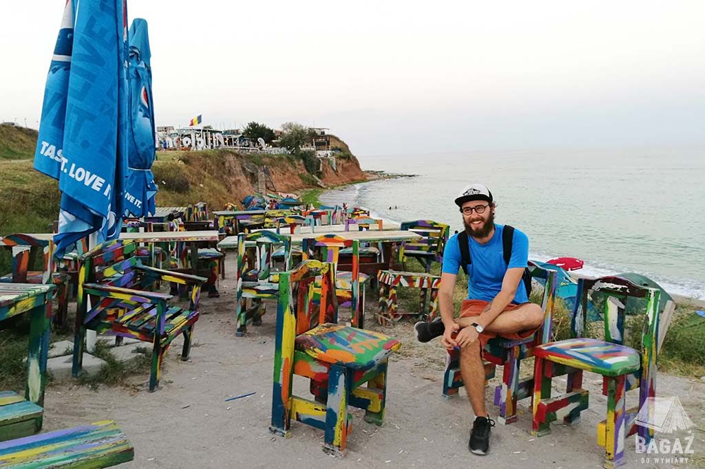 kolorowe krzesła i stoliki przy plaży w rumuńskim vama veche