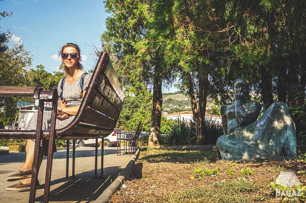 kobieta na ławce w parku